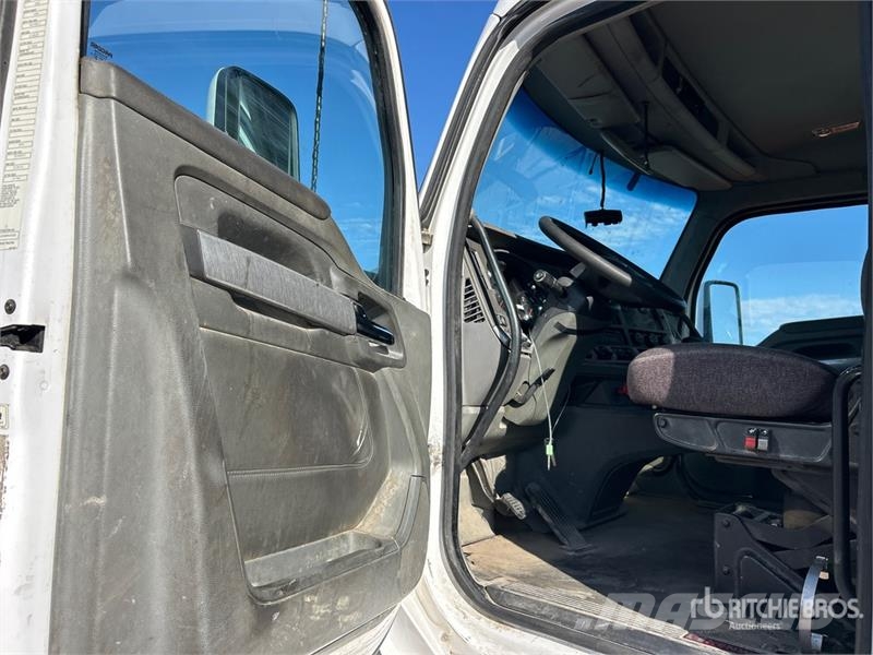Kenworth T-680 4x2 S/A Day Cab Truck Tractor Vlačilci