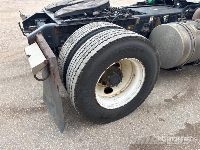 Kenworth T-680 4x2 S/A Day Cab Truck Tractor Trekkvogner