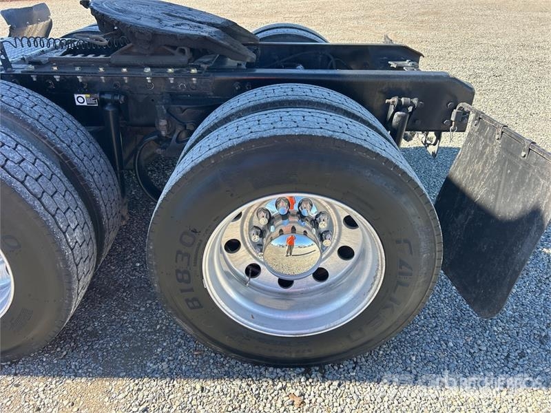 Kenworth T-680 6x4 T/A Day Cab Truck Tractor Sadulveokid
