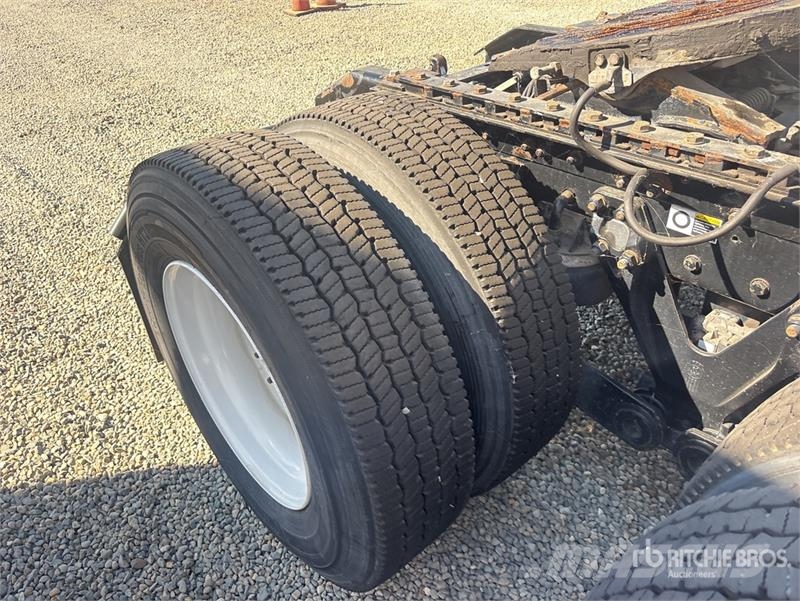 Kenworth T-680 6x4 T/A Day Cab Truck Tractor Cabezas tractoras