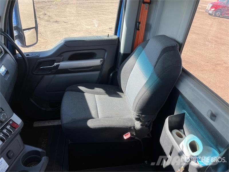 Kenworth T-680 6x4 T/A Day Cab Truck Tractor Vlačilci