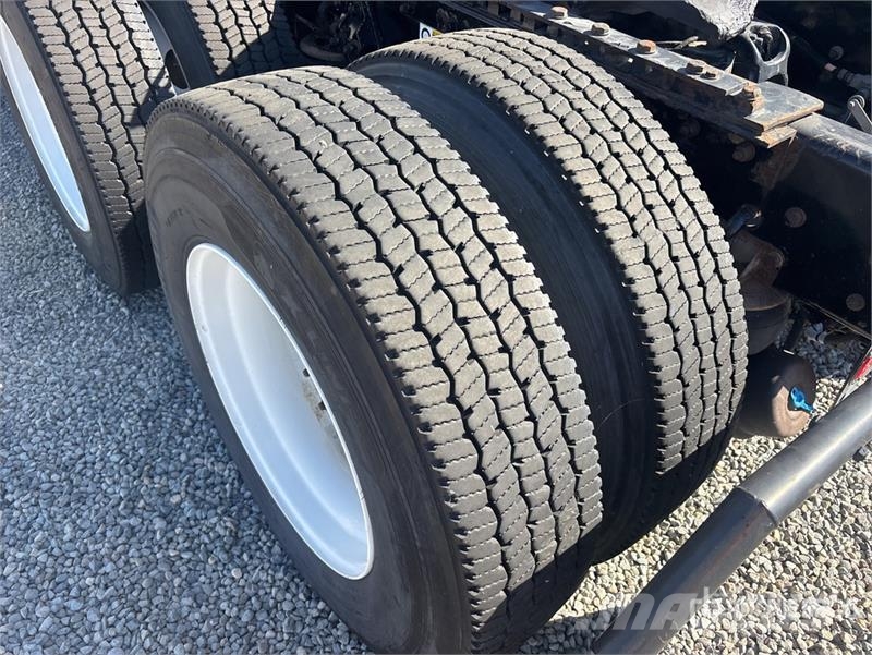 Kenworth T-680 6x4 T/A Day Cab Truck Tractor Cabezas tractoras