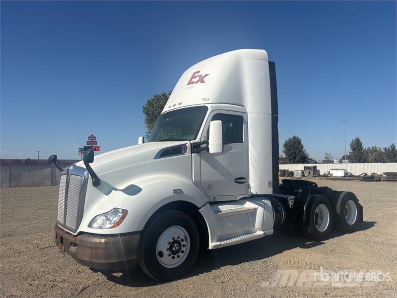 Kenworth T-680 6x4 T/A Day Cab Truck Tractor Cabezas tractoras