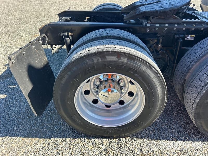 Kenworth T-680 6x4 T/A Day Cab Truck Tractor Sadulveokid