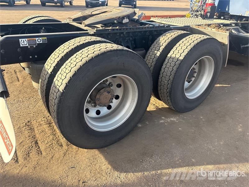 Kenworth T-680 6x4 T/A Day Cab Truck Tractor Vilcēji