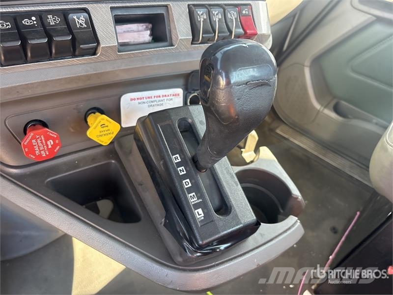 Kenworth T-680 6x4 T/A Day Cab Truck Tractor Cabezas tractoras
