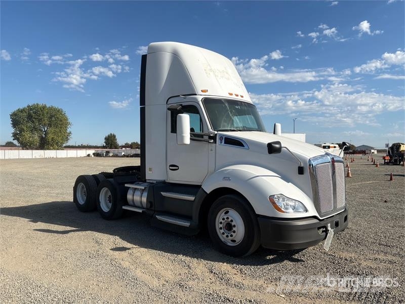 Kenworth T-680 6x4 T/A Day Cab Truck Tractor وحدات الجر