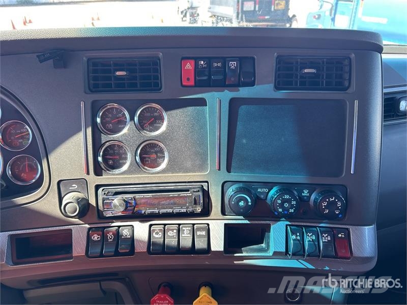 Kenworth T-680 6x4 T/A Day Cab Truck Tractor Sadulveokid