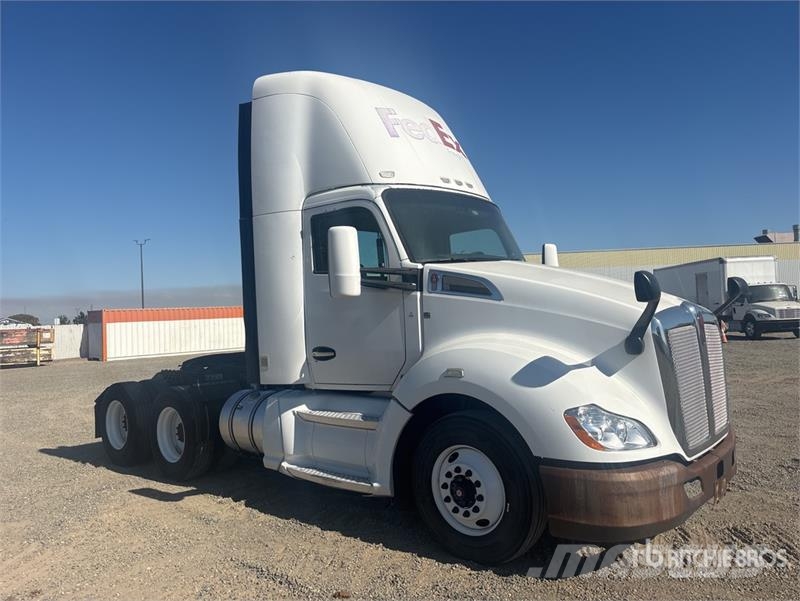 Kenworth T-680 6x4 T/A Day Cab Truck Tractor Cabezas tractoras