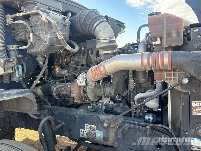 Kenworth T-680 6x4 T/A Day Cab Truck Tractor Vilcēji