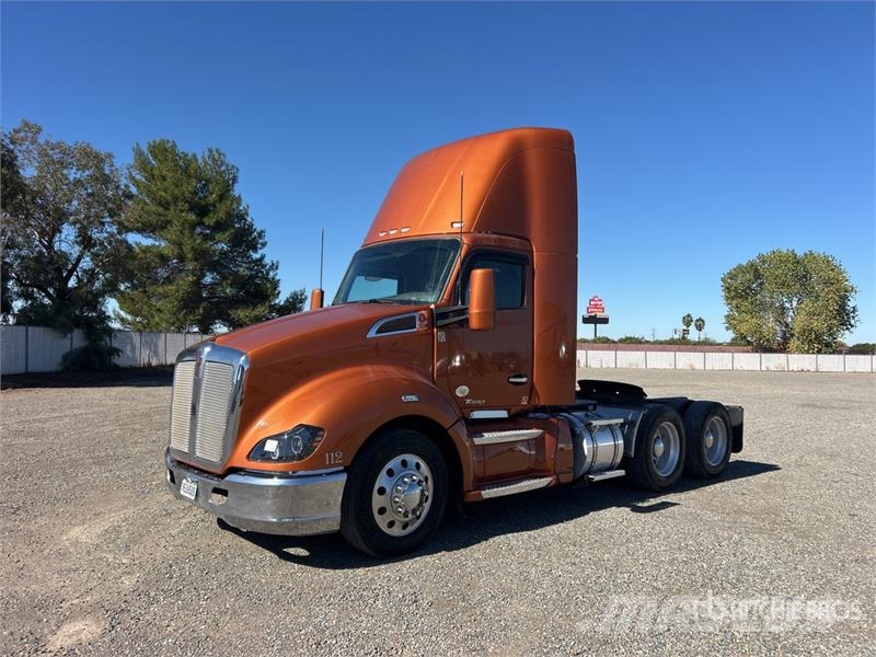 Kenworth T-680 6x4 T/A Day Cab Truck Tractor Sadulveokid
