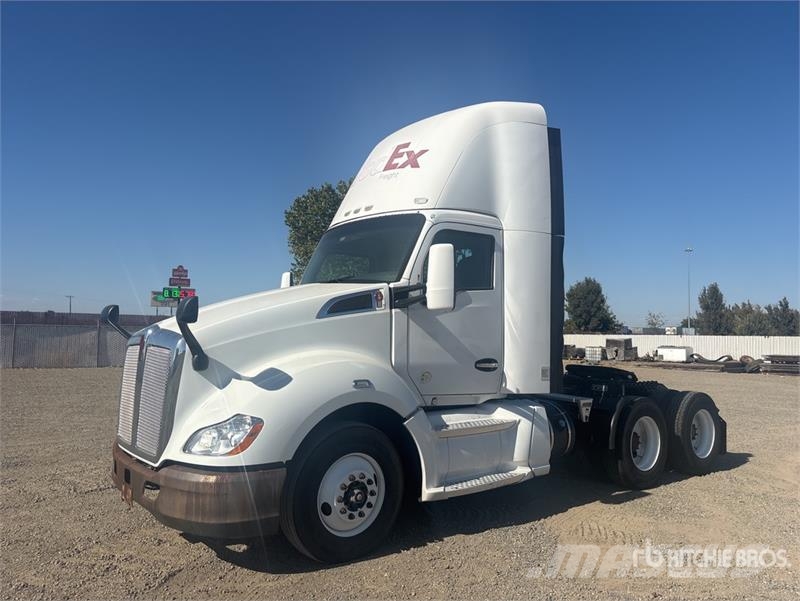 Kenworth T-680 6x4 T/A Day Cab Truck Tractor Cabezas tractoras