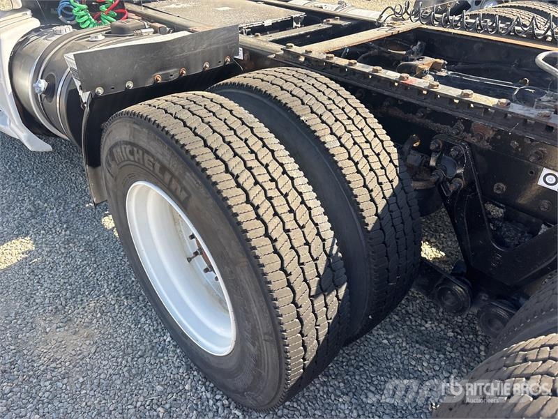 Kenworth T-680 6x4 T/A Day Cab Truck Tractor Cabezas tractoras