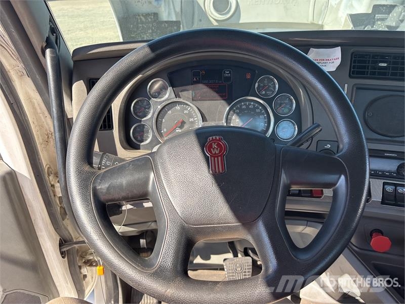 Kenworth T-680 6x4 T/A Day Cab Truck Tractor Vlačilci