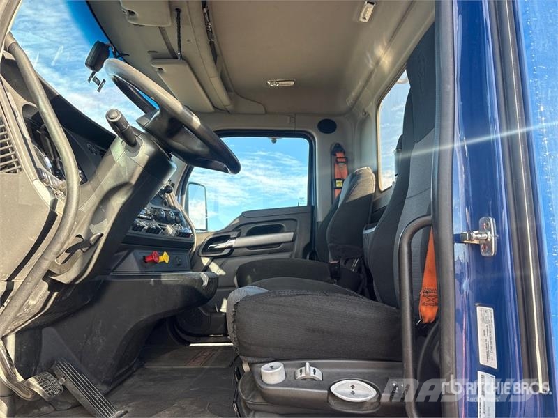 Kenworth T-680 6x4 T/A Day Cab Truck Tractor Vilcēji
