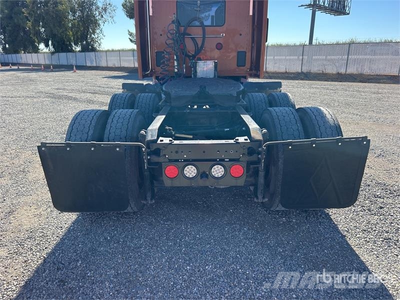 Kenworth T-680 6x4 T/A Day Cab Truck Tractor Sadulveokid