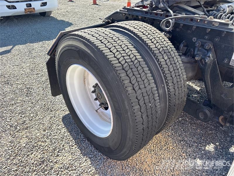 Kenworth T-680 S/A Day Cab Truck Tractor 牵引车