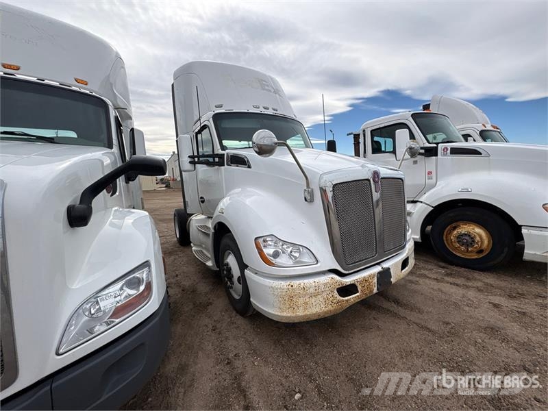 Kenworth T-680 T/A Day Cab Truck Tractor (Inoperable) Dragbilar
