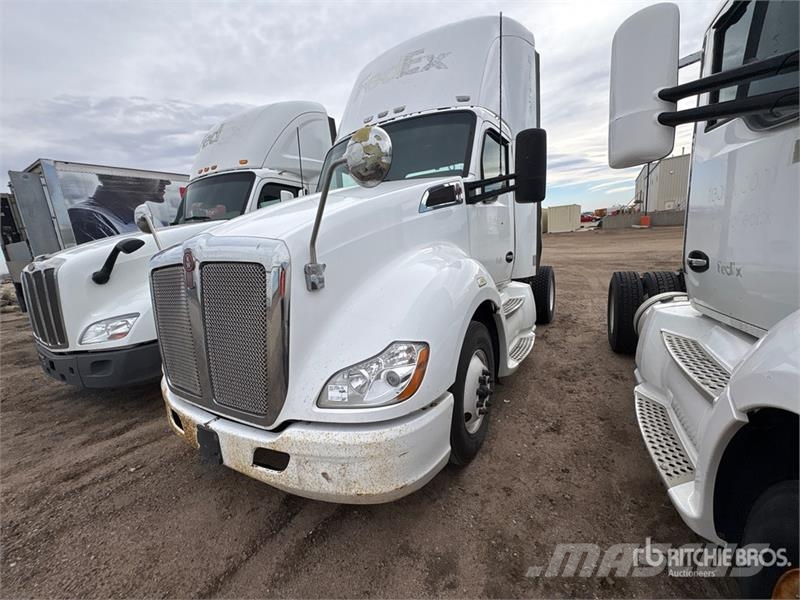 Kenworth T-680 T/A Day Cab Truck Tractor (Inoperable) Dragbilar