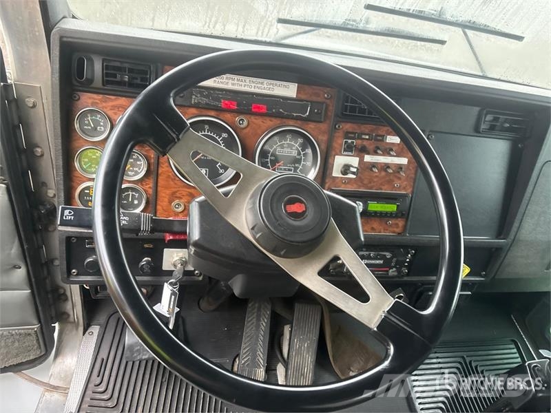 Kenworth T300 شاحنات ذات صهاريج