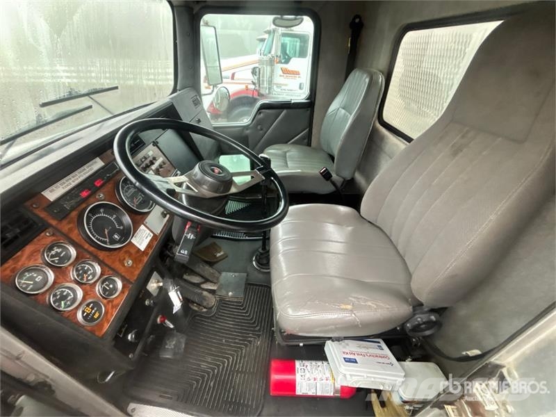 Kenworth T300 شاحنات ذات صهاريج