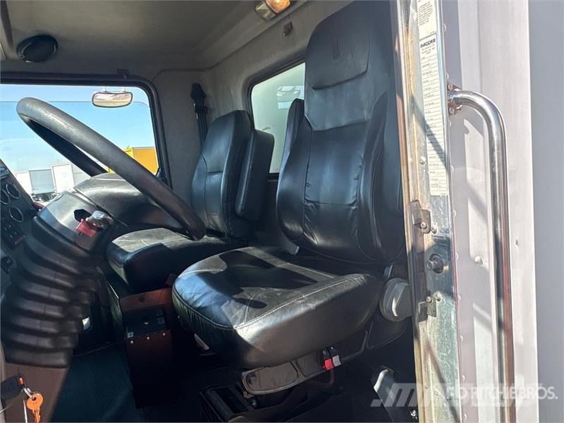 Kenworth T300 4x2 8 Bay Beverage Truck 飲料運輸卡車