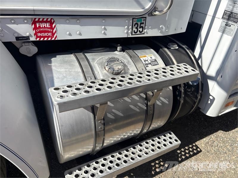 Kenworth T300 4x2 8 Bay Beverage Truck 飲料運輸卡車
