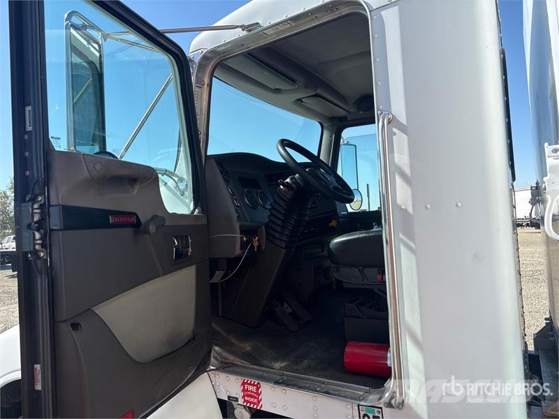 Kenworth T300 4x2 8 Bay Beverage Truck 飲料運輸卡車
