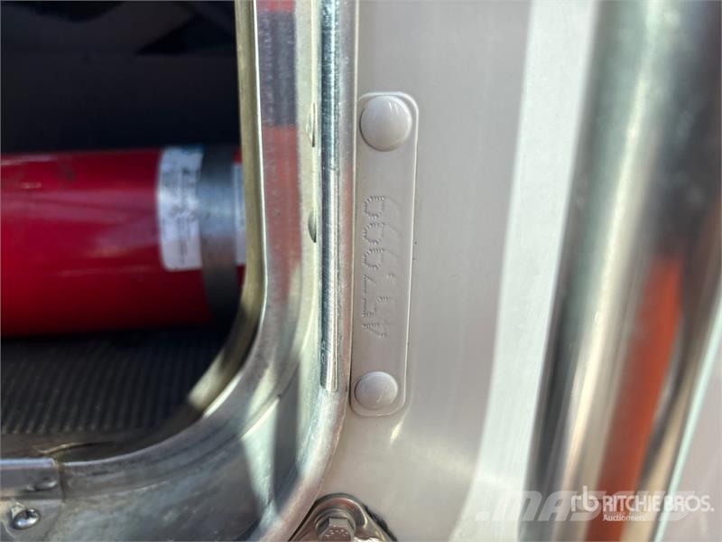 Kenworth T300 4x2 8 Bay Beverage Truck 飲料運輸卡車