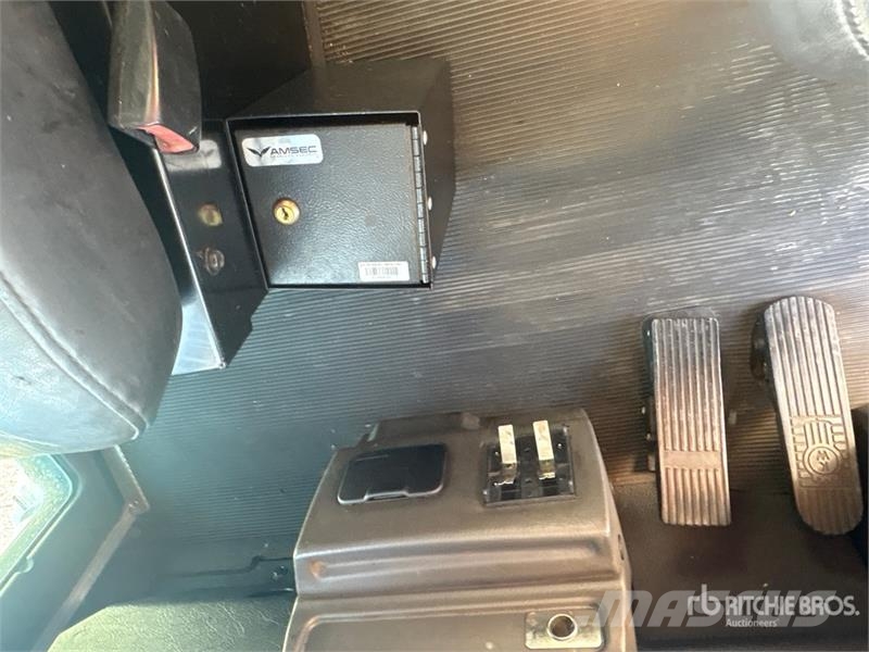 Kenworth T300 4x2 8 Bay Beverage Truck 飲料運輸卡車