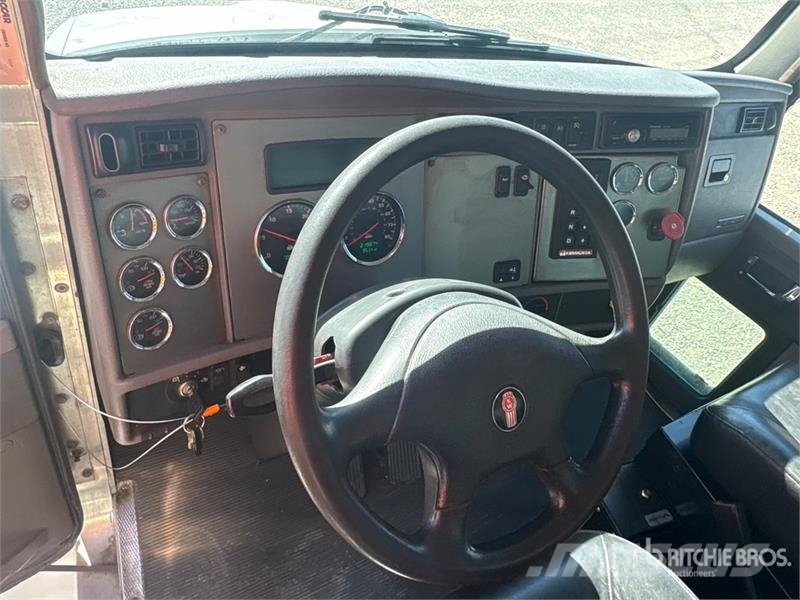 Kenworth T300 4x2 8 Bay Beverage Truck 飲料運輸卡車