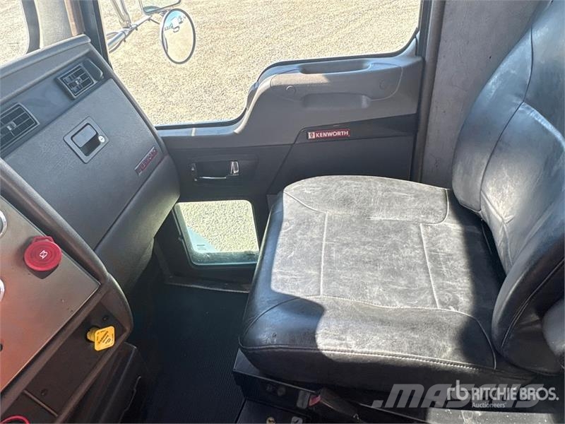Kenworth T300 4x2 8 Bay Beverage Truck 飲料運輸卡車