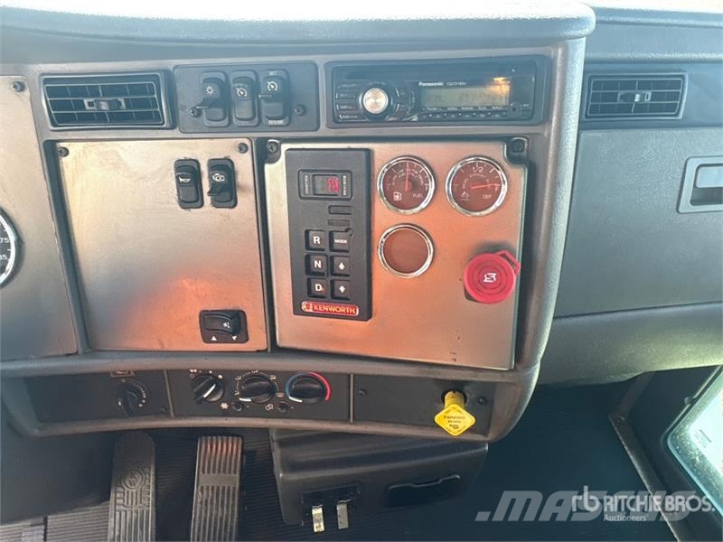 Kenworth T300 4x2 8 Bay Beverage Truck 飲料運輸卡車
