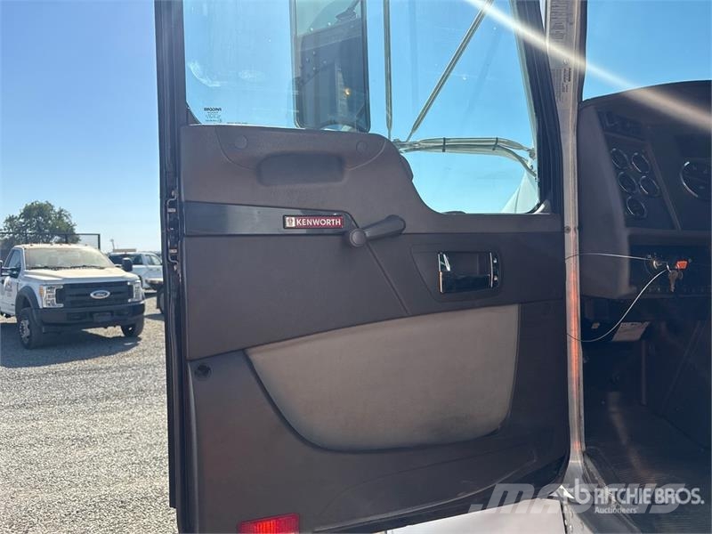 Kenworth T300 4x2 8 Bay Beverage Truck 飲料運輸卡車