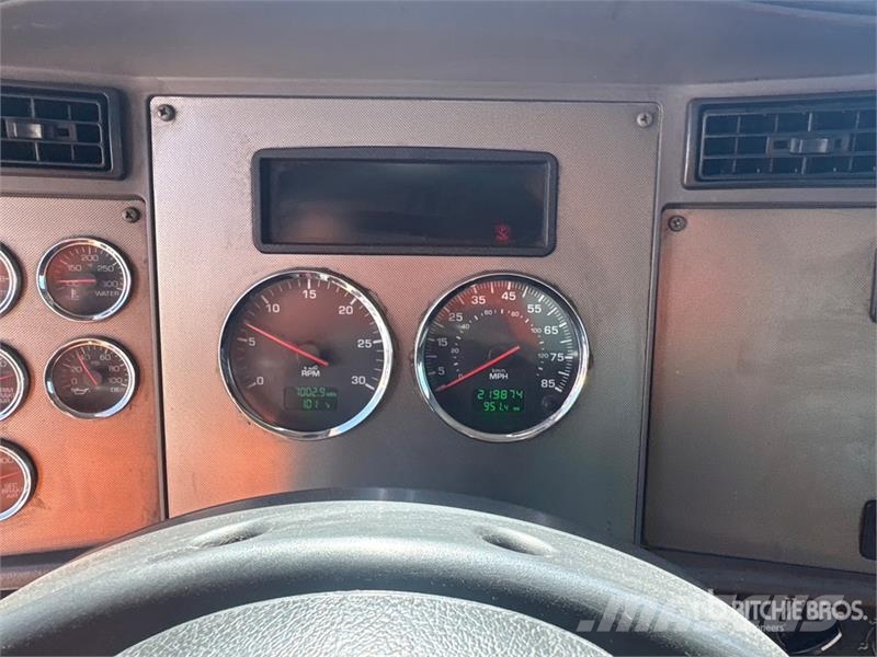 Kenworth T300 4x2 8 Bay Beverage Truck 飲料運輸卡車