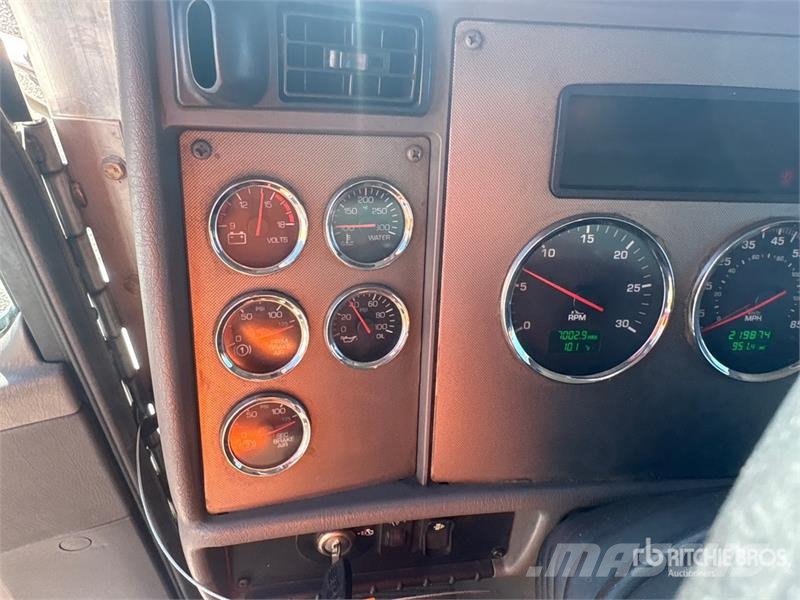 Kenworth T300 4x2 8 Bay Beverage Truck 飲料運輸卡車