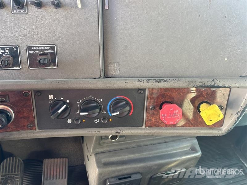 Kenworth T300 6x4 Cab and Chassis Kabinen