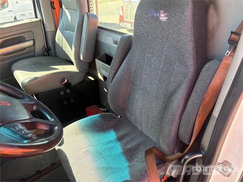 Kenworth T680 4x2 S/A Day Cab Truck Tractor Cabezas tractoras