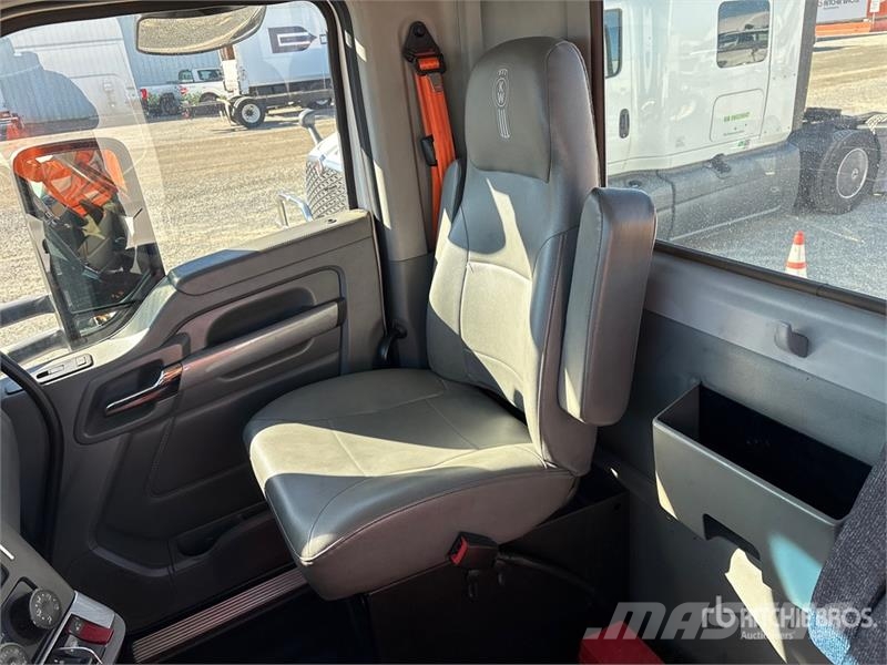 Kenworth T680 4x2 S/A Day Cab Truck Tractor Тягачі