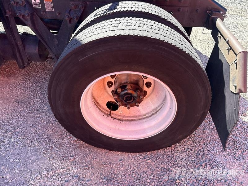 Kenworth T680 4x2 S/A Day Cab Truck Tractor Cabezas tractoras