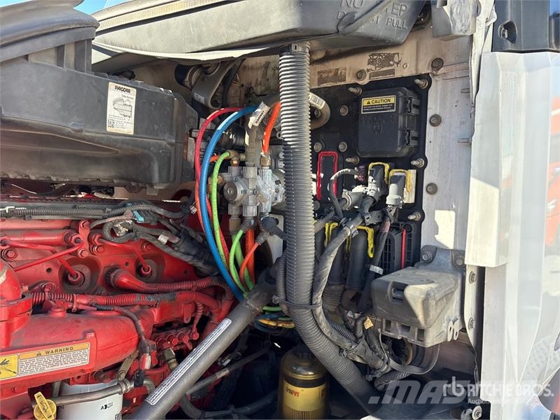 Kenworth T680 4x2 S/A Day Cab Truck Tractor Тягачі