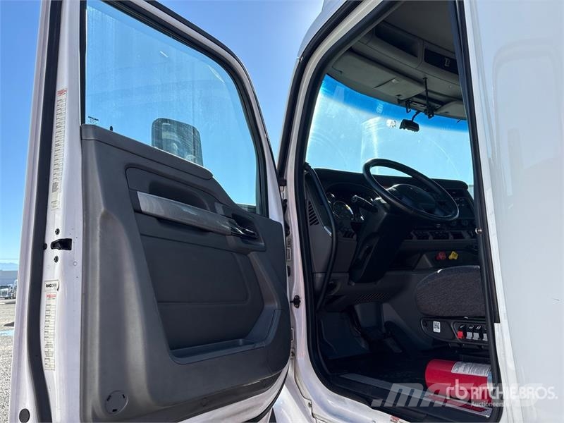 Kenworth T680 4x2 S/A Day Cab Truck Tractor Тягачі