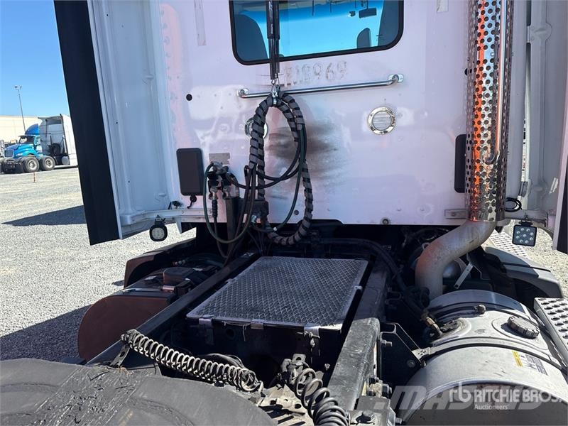 Kenworth T680 4x2 S/A Day Cab Truck Tractor Cabezas tractoras