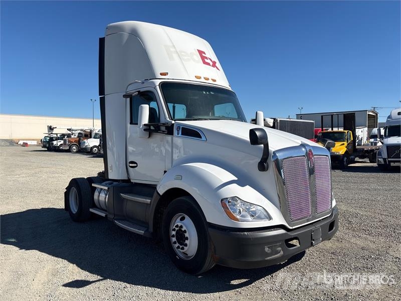 Kenworth T680 4x2 S/A Day Cab Truck Tractor Cabezas tractoras