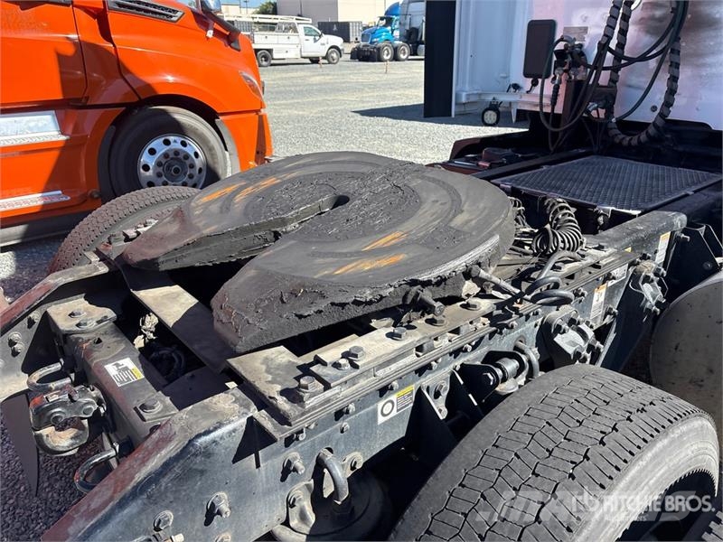 Kenworth T680 4x2 S/A Day Cab Truck Tractor Cabezas tractoras