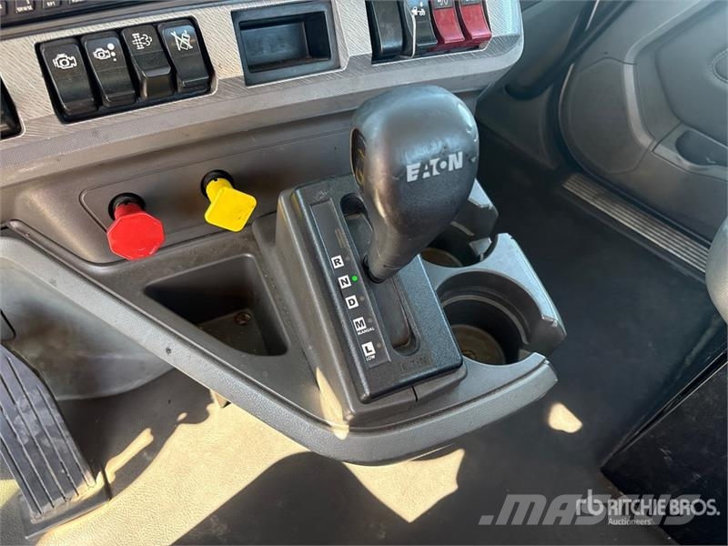 Kenworth T680 4x2 S/A Day Cab Truck Tractor Vlačilci