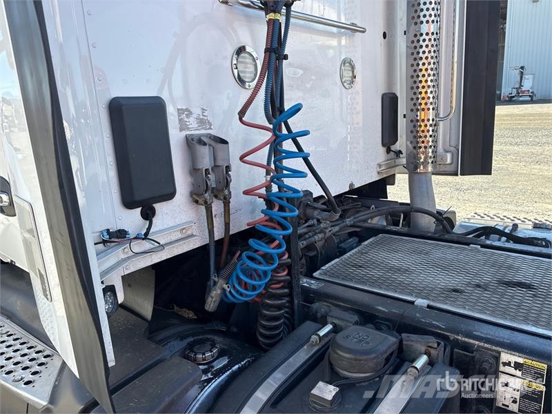 Kenworth T680 4x2 S/A Day Cab Truck Tractor Тягачі