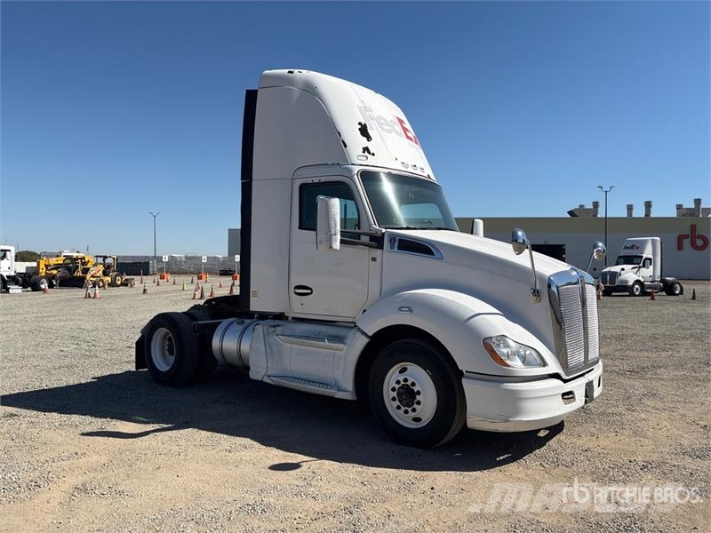 Kenworth T680 4x2 S/A Day Cab Truck Tractor Vlačilci