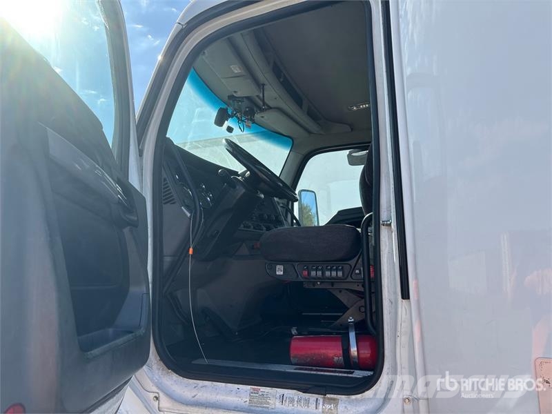 Kenworth T680 6x4 T/A Day Cab Truck Tractor Vilcēji