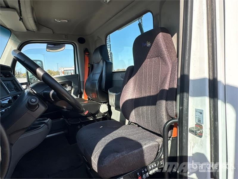 Kenworth T680 6x4 T/A Day Cab Truck Tractor Cavalos mecânicos